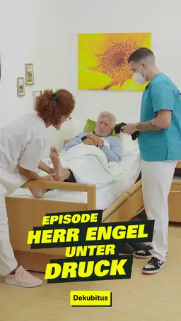 Pflegerin schaut sich den Fuß eines Patienten an
