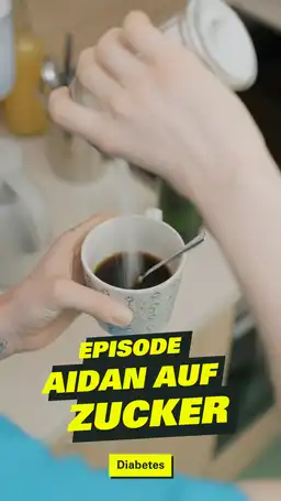 Eine Tasse Kaffee, in die Zucker geschüttet wird
