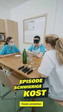 Drei Personen sitzen am Tisch