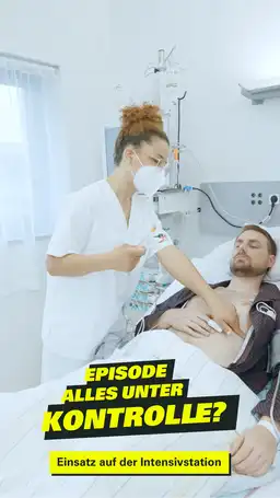 Pflegerin kümmert sich um einen Intensivpatienten