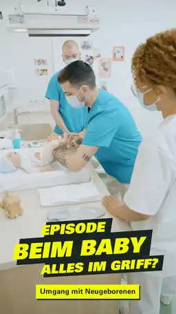 Pfleger versorgt ein Baby