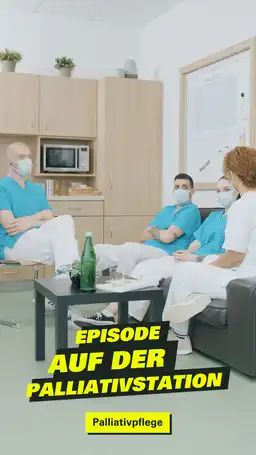 Eine Gruppe Pfleger_innen im Gespräch