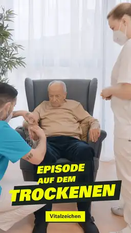 Pfleger überprüft Vitalzeichen an einem Mann